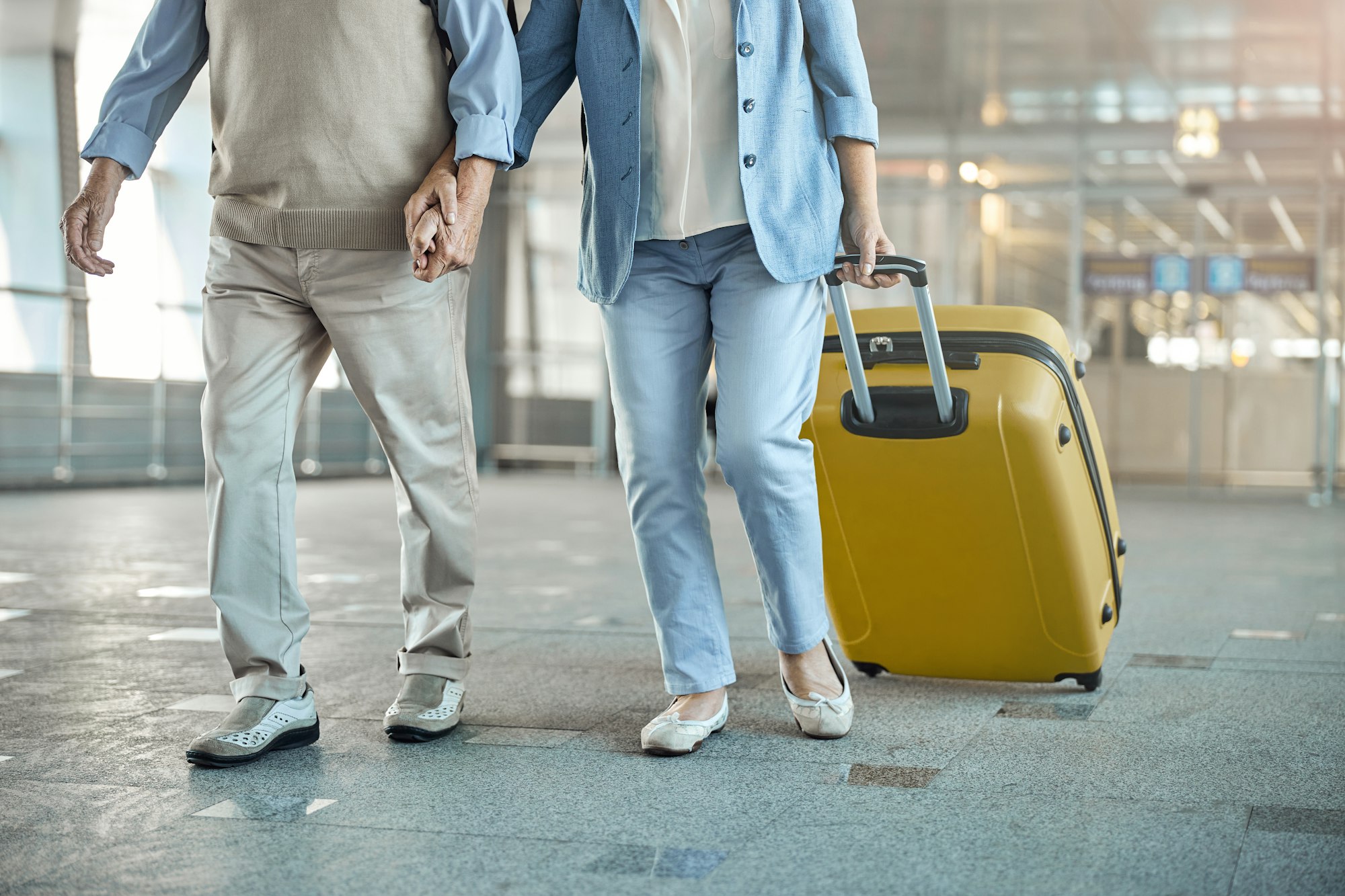 Man and his female spouse with baggage